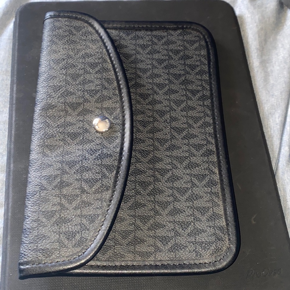 Authentic Michael Kors phone wallet without tags and never used, smoke free